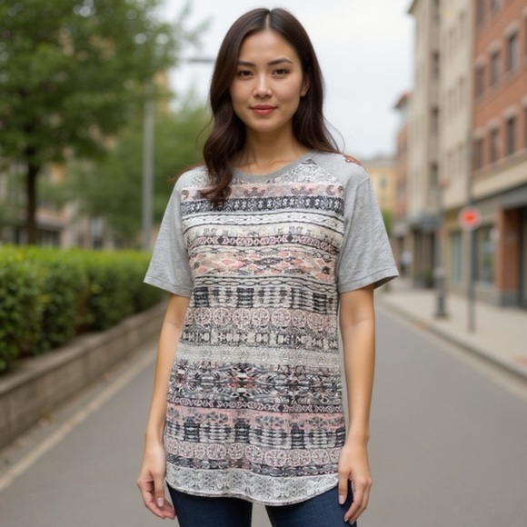 Women's Patterned Gray and Pink Top w/ 🦋 embroidery - Picture 1 of 11